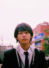 TOKYO MX「スイーツ食って何が悪い！」より倉悠貴。 (c)ソニー・ミュージックエンタテインメント (c)2020「スイーツ食って何が悪い！」