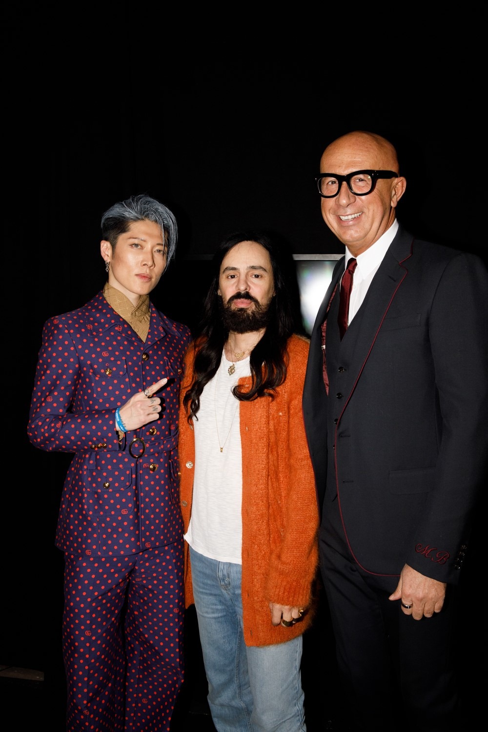 左からMIYAVI、グッチクリエイティブ・ディレクターでデザイナーのアレッサンドロ・ミケーレ、グッチCEOのマルコ・ビッザーリ。（Courtesy of Gucci）