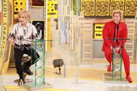 左から鬼龍院翔（ゴールデンボンバー）、カズレーザー（メイプル超合金）。(c)フジテレビ