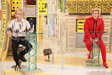 左から鬼龍院翔（ゴールデンボンバー）、カズレーザー（メイプル超合金）。(c)フジテレビ