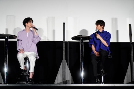 左から吉野北人、神尾楓珠。