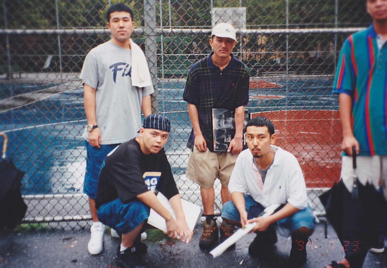 94年、NYでBUDDHA BRANDのメンバーとレコードを掘っている合間に撮影された1枚。(c)BUDDHA BRAND