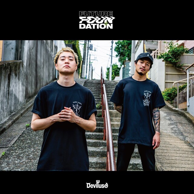 FUTURE FOUNDATIONとDeviluseのコラボTシャツ着用ビジュアル