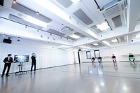 ソーシャルディスタンスを保ちながらクイズ大会に挑むMAN WITH A MISSION。（撮影：柴田恵理）