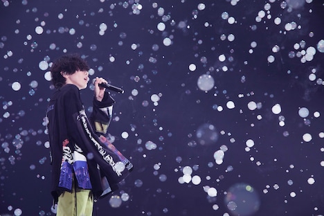 「米津玄師 2019 TOUR / 脊椎がオパールになる頃」幕張メッセ国際展示場公演の様子。
