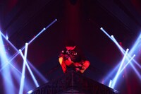 人気画像7位は「米津玄師アルバムに菅田将暉提供曲セルフカバー、アートブック盤には初のフル尺ライブ映像収録」より、「米津玄師 2019 TOUR / 脊椎がオパールになる頃」幕張メッセ国際展示場公演の様子。