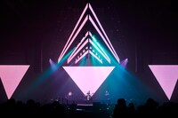 人気画像10位は「米津玄師アルバムに菅田将暉提供曲セルフカバー、アートブック盤には初のフル尺ライブ映像収録」より、「米津玄師 2019 TOUR / 脊椎がオパールになる頃」幕張メッセ国際展示場公演の様子。