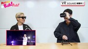 「VR SQUARE」でVR映像を視聴する☆Taku Takahashi（右）とそれを見守るVERBAL。