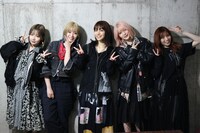 SILENT SIRENと愛美。「Up To You feat. 愛美 from Poppin’Party」ミュージックビデオ撮影時のオフショット。