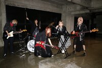 SILENT SIRENと愛美。「Up To You feat. 愛美 from Poppin’Party」ミュージックビデオ撮影時のオフショット。