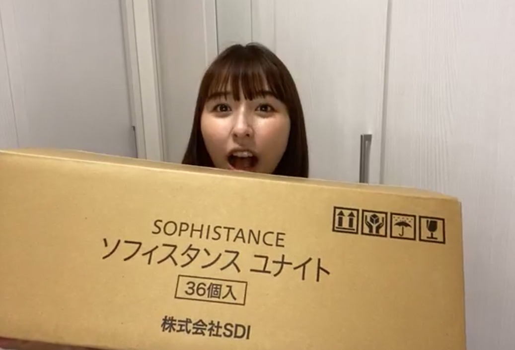 「SOPHISTANCE UNITE」が入ったダンボールを持つ百田夏菜子。