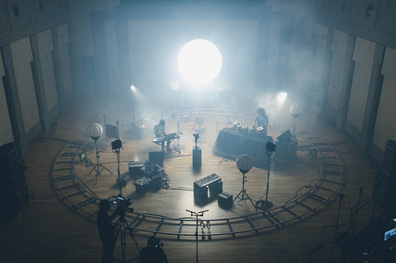 蓮沼執太＆U-zhaan、スモーク立ち込めた360°ステージで即興あり新曲ありの初無観客ライブ