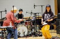 ギロを手にしてバンドメンバーの演奏に加わる山田義孝（Vo）。（撮影：白石達也）