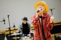 山田義孝（Vo）（撮影：白石達也）
