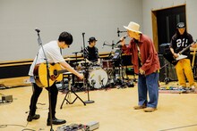 吉田山田「無観客スタジオ配信生Live」の様子。（撮影：白石達也）