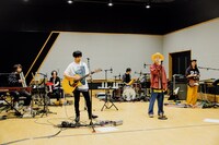 吉田山田「無観客スタジオ配信生Live」の様子。（撮影：白石達也）