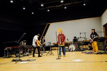 吉田山田「無観客スタジオ配信生Live」の様子。（撮影：白石達也）