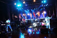 でんぱ組.incと神聖かまってちゃんによる「星降る引きこもりの夜」パフォーマンスの様子。（撮影：チェリーマン）