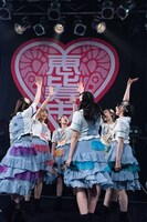 285日ぶりの6人でのパフォーマンスを前に円陣を組むエビ中。