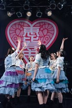 ライブ開始直前に6人で円陣を組むエビ中。