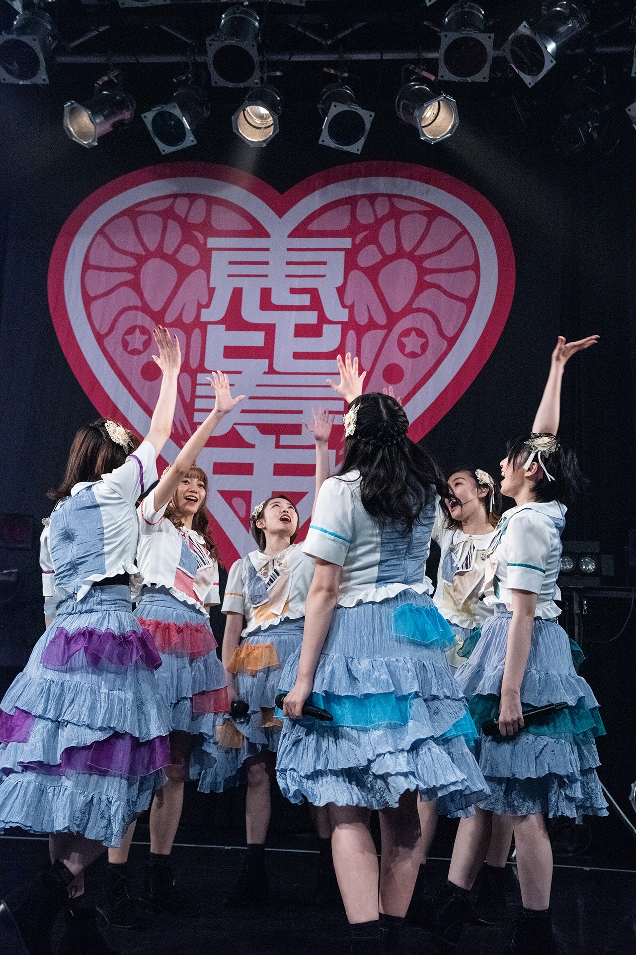 285日ぶりの6人でのパフォーマンスを前に円陣を組むエビ中。