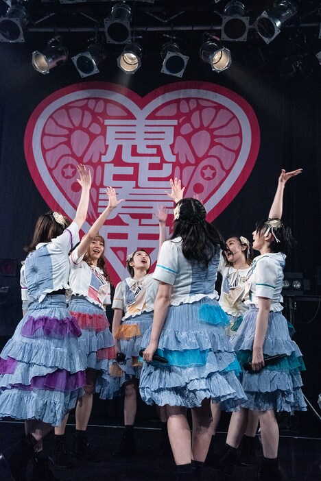 ライブ開始直前に6人で円陣を組むエビ中。