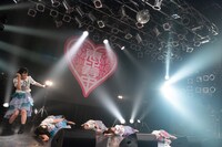 「仮契約のシンデレラ」ラストの「お疲れちゃーん！」ポーズをひさびさに決める安本彩花（左端）。