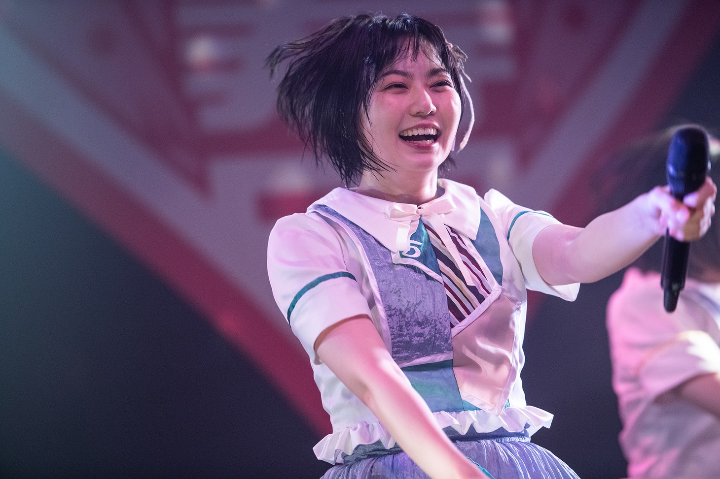 安本彩花