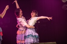 「仮契約のシンデレラ」でペアを組みダンスを踊る小林歌穂（左）と安本彩花（右）の師弟コンビ。