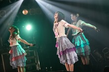 左から星名美怜、真山りか、中山莉子。