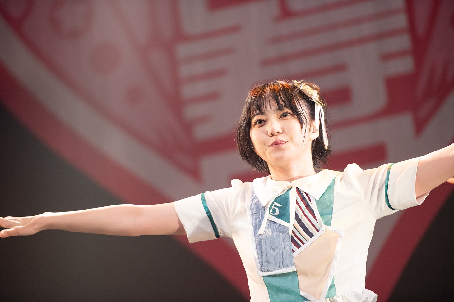安本彩花