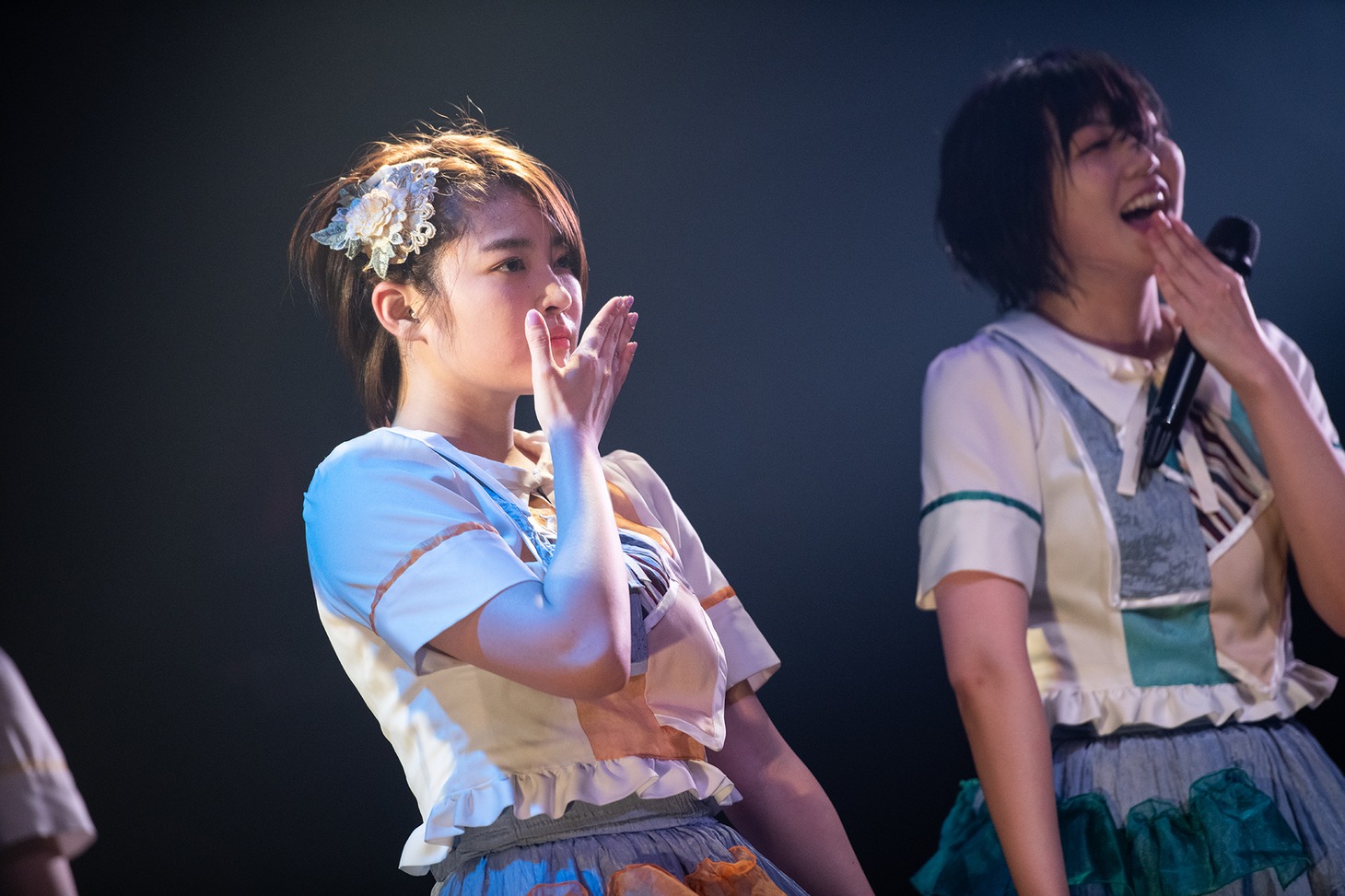 左から柏木ひなた、安本彩花。