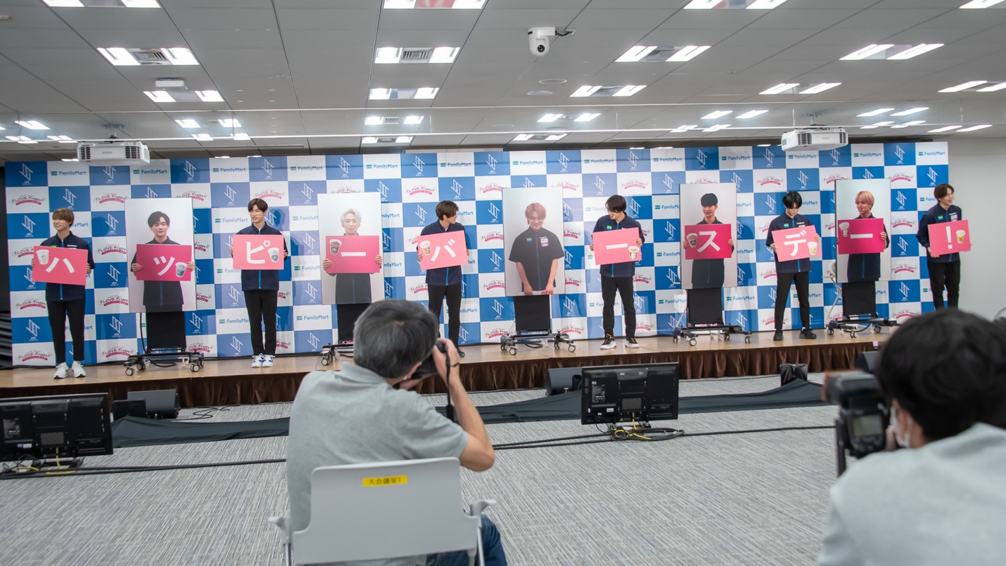 川西拓実にJO1メンバーがバースデーメッセージを贈る様子。