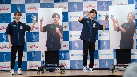 「JO1×フラッペ 夏の新フレーバー推しメンバー発表」乾杯の様子。