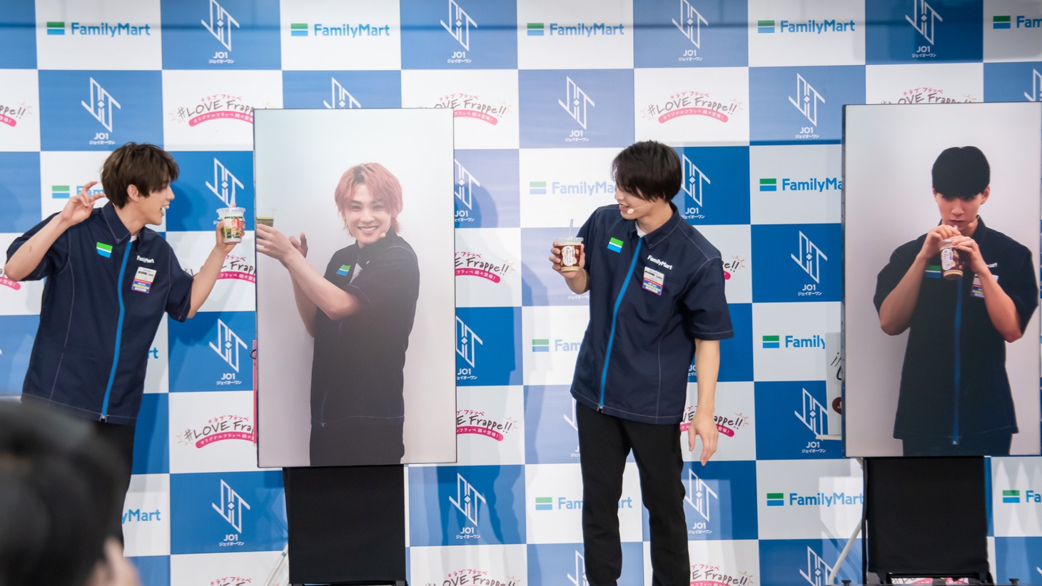「JO1×フラッペ 夏の新フレーバー推しメンバー発表」試飲の様子。