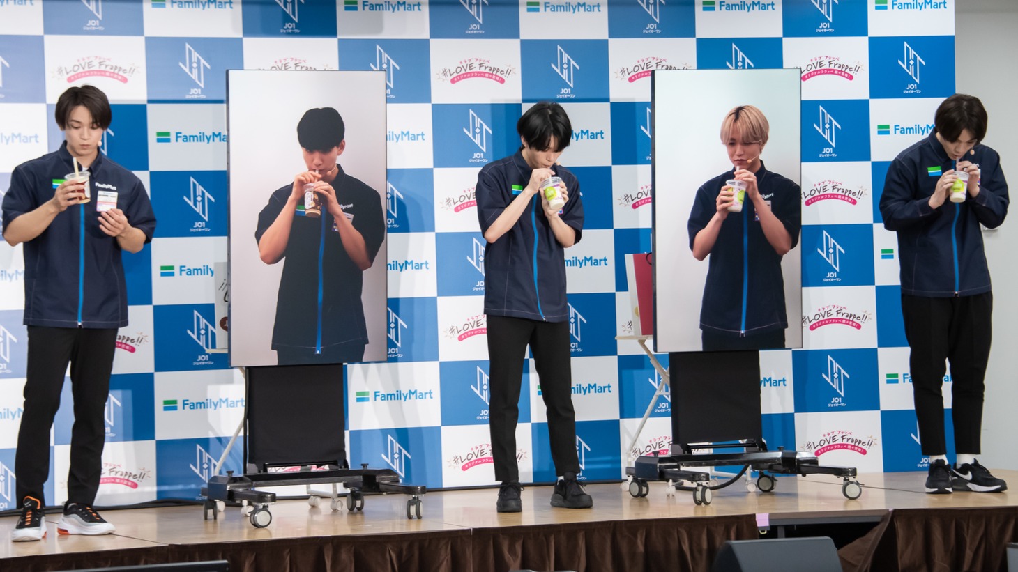 「JO1×フラッペ 夏の新フレーバー推しメンバー発表」試飲の様子。