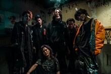 CrossfaithとJin Dogg。中央がJin Dogg。（撮影：青木カズロー）