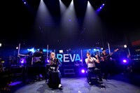 「素敵な時を重ねましょう」を歌うSONOMIとKREVA。（Photo by curly_mads）