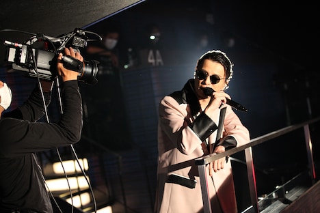 厨房を出たKREVA。(Photo by curly_mads)