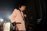 コメント欄を確認するKREVA。（Photo by curly_mads）