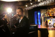 バーカウンターで歌うKREVA。（Photo by curly_mads）