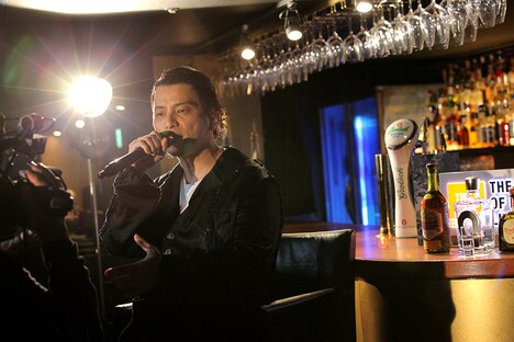 バーカウンターで歌うKREVA。(Photo by curly_mads)