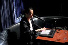 「EGAO」でMIDIコントローラーを演奏するKREVA。（Photo by curly_mads）