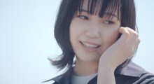 Karin.「君が生きる街」MVのワンシーン。