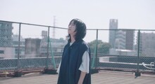 Karin.「君が生きる街」MVのワンシーン。