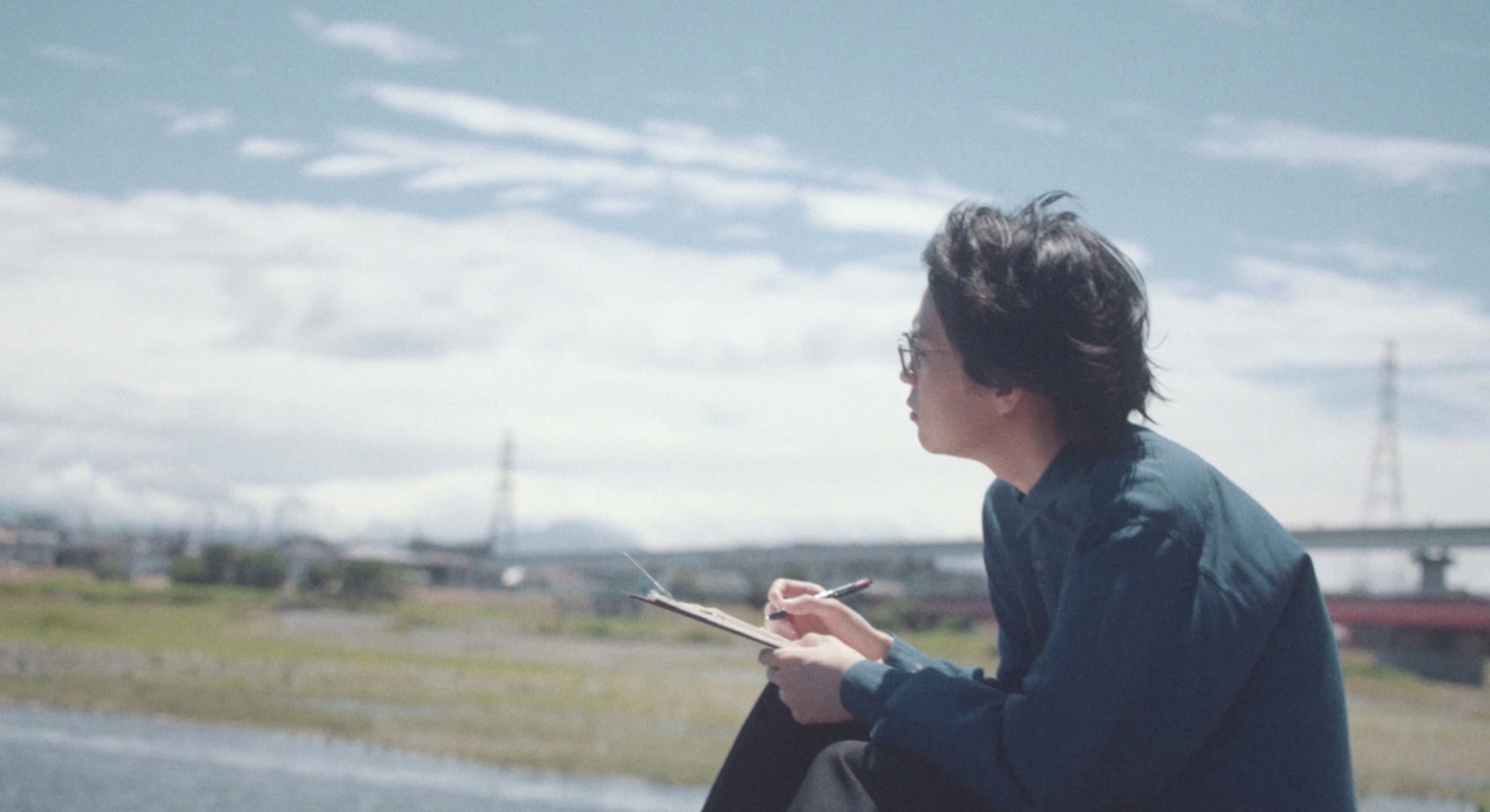 Karin.「君が生きる街」MVのワンシーン。