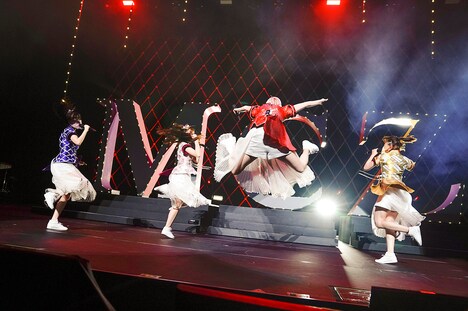 エビ反りジャンプを決める百田夏菜子（右から2番目）。（撮影：上飯坂一）