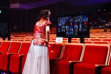 Zoomの画面が映し出されたモニタを見つめる百田夏菜子。（撮影：上飯坂一）