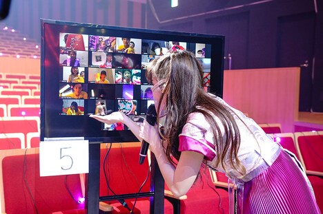 Zoomの画面が映し出されたモニタを見つめる佐々木彩夏。（撮影：上飯坂一）