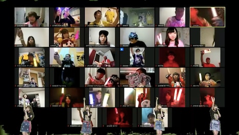 「走れ！ -ZZ ver.-」をパフォーマンスするももいろクローバーZ。